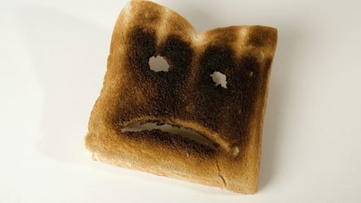 Une tranche de pain grillé avec un visage triste ;  les erreurs du droit du travail