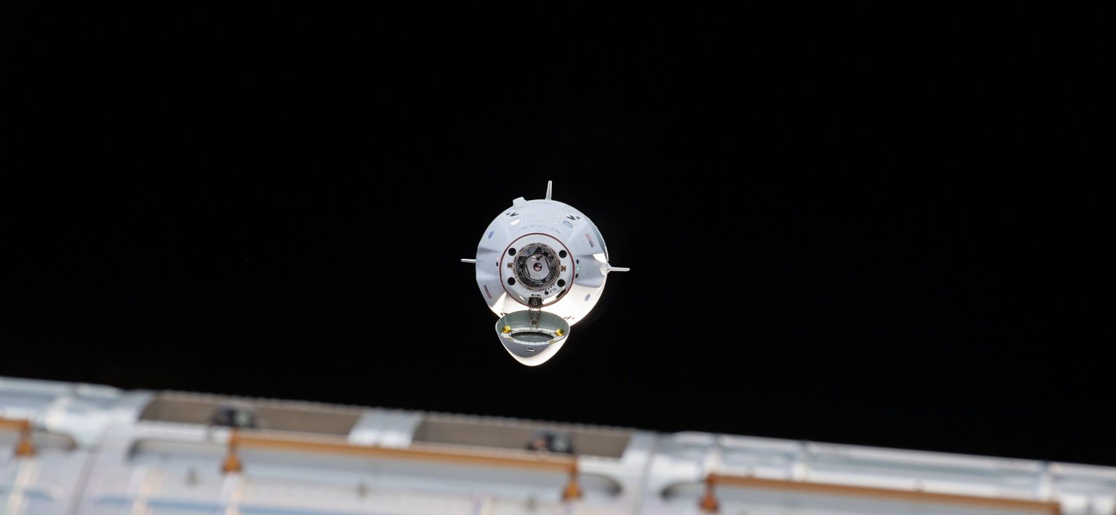 SpaceX Crew Dragon en approche de l'ISS.