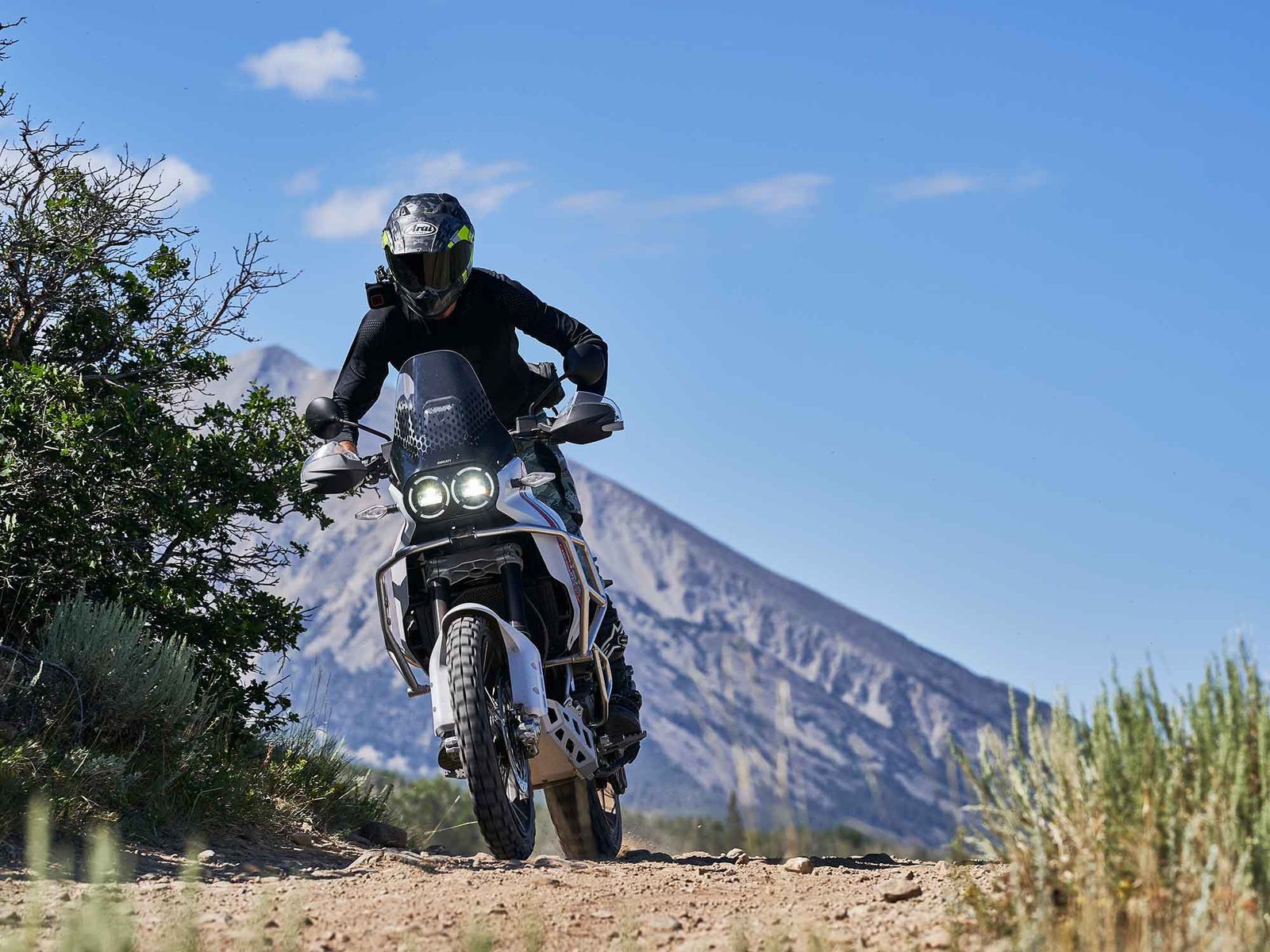 Ducati entre dans le segment des vélos d'aventure de poids moyen avec son DesertX performant.