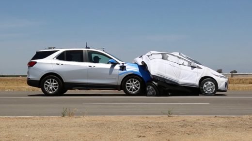 Le Chevy Equinox 2022 a une collision par l'arrière avec une voiture factice