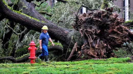 Un travailleur répare des lignes électriques lors d'une panne de courant après le passage de l'ouragan Ian dans la région le 29 septembre 2022 à Bartow, en Floride.  L'ouragan a apporté des vents violents, des ondes de tempête et de la pluie dans la région, causant de graves dommages.