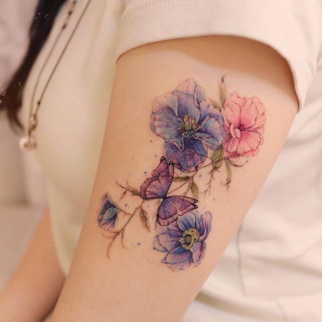 Conception de tatouage de fleur de pavot bleu sur le bras supérieur