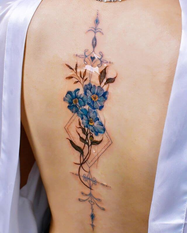 tatouage fleur bleue sur le dos