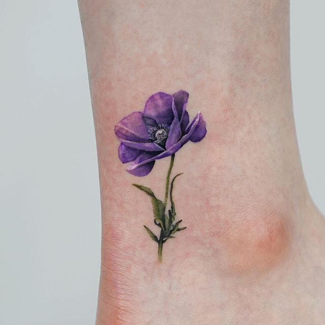 Tatouage de fleur de pavot violet