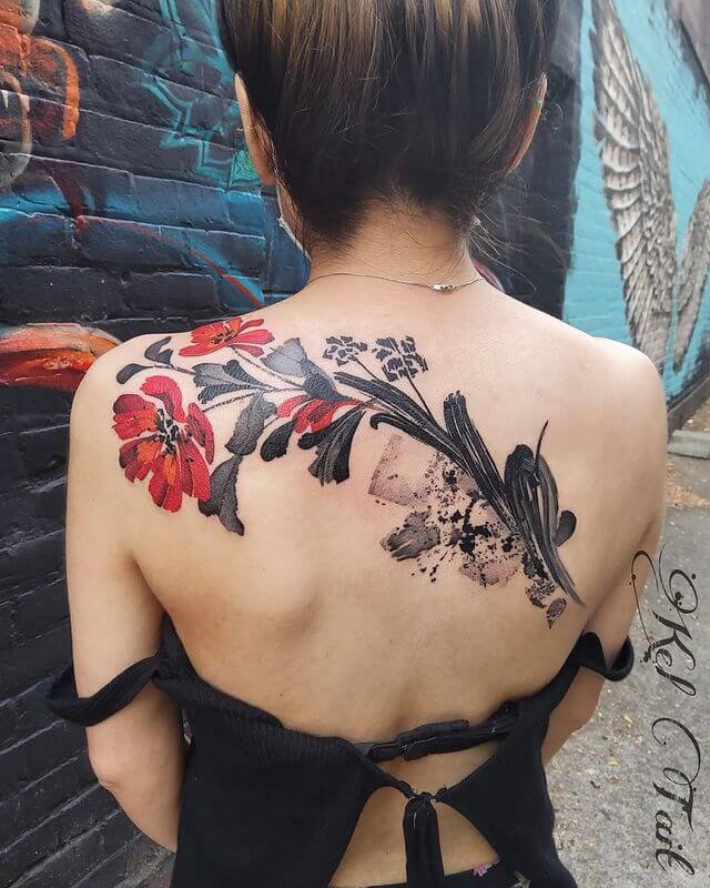 Tatouage fleur rouge et noir