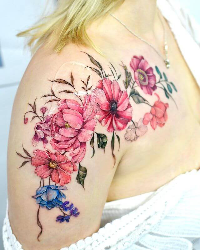 Le tatouage de grappe de fleurs sur l'épaule