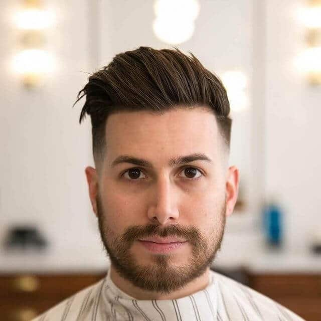 Quiff moderne pour les hommes au visage rond