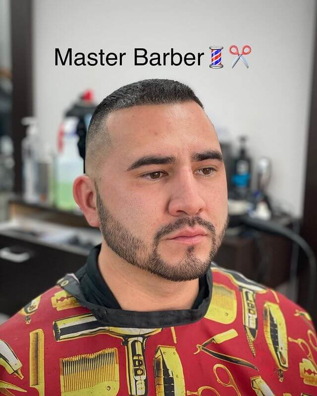 Coupe de cheveux d'équipage pour les hommes au visage rond