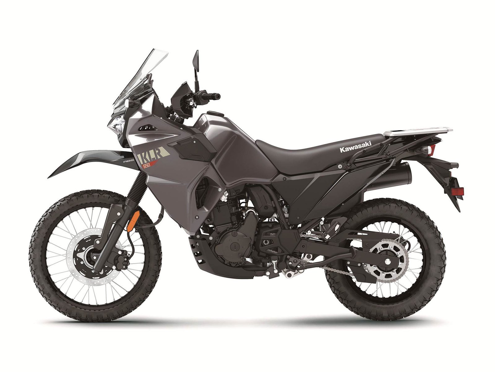 Le KLR650 est capable de faire de longs efforts sur l'autoroute ou de se faufiler sur des chemins de terre rocheux.