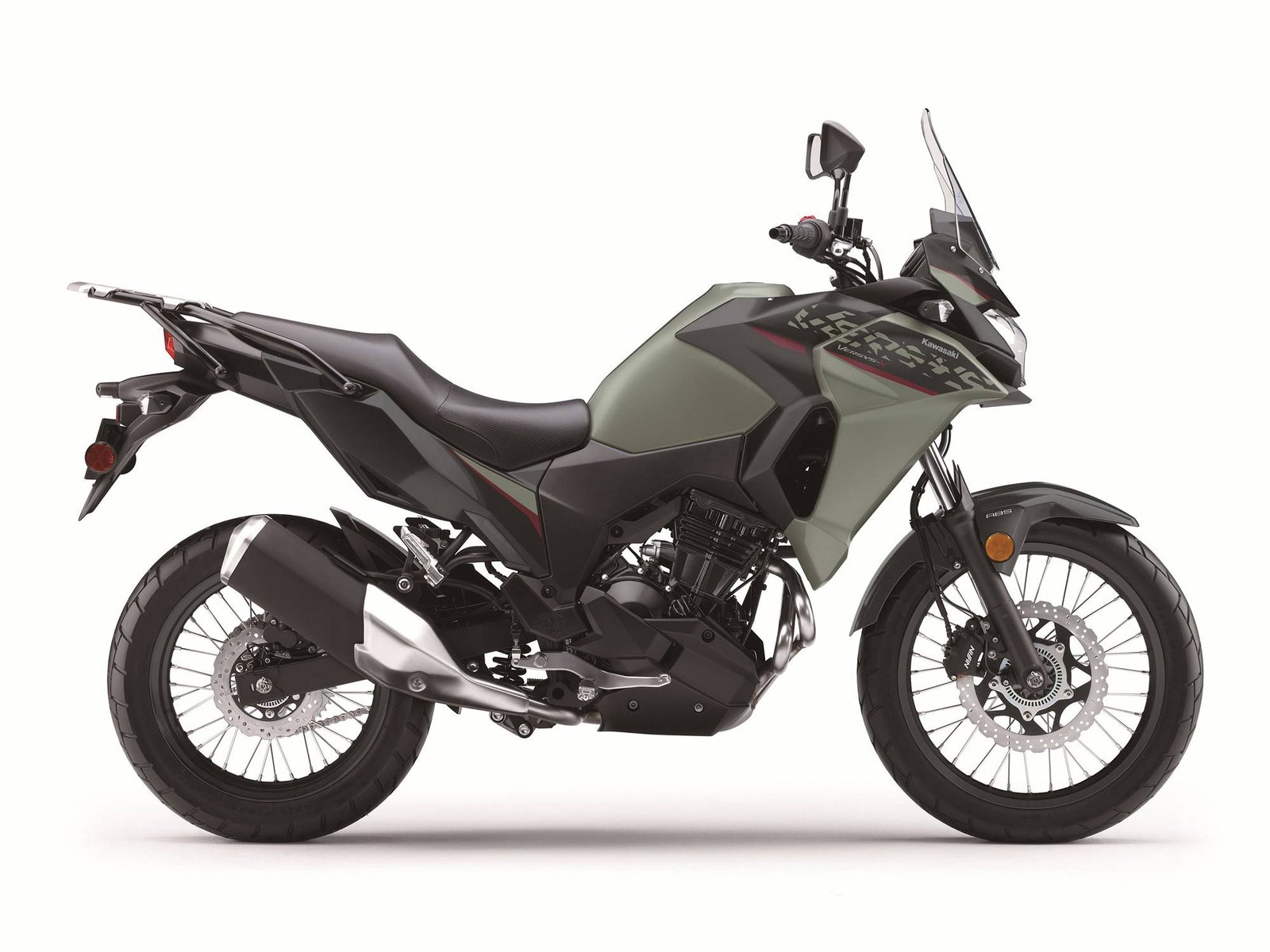 Le Versys-X 300 coûtera 5 899 $ (sans ABS) ou 6 199 $ (avec ABS).  Les deux viennent dans la nouvelle couleur.