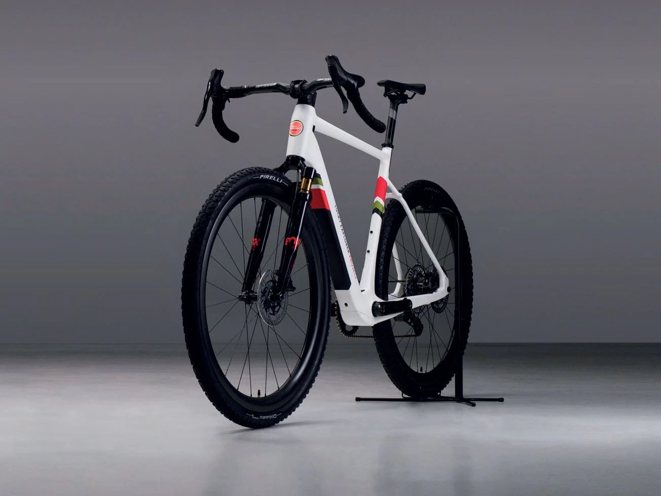 L'E-Gravel est plus axé sur la route, mais une fourche Fox et des pneus Pirelli le rendent capable de travaux légers hors route.