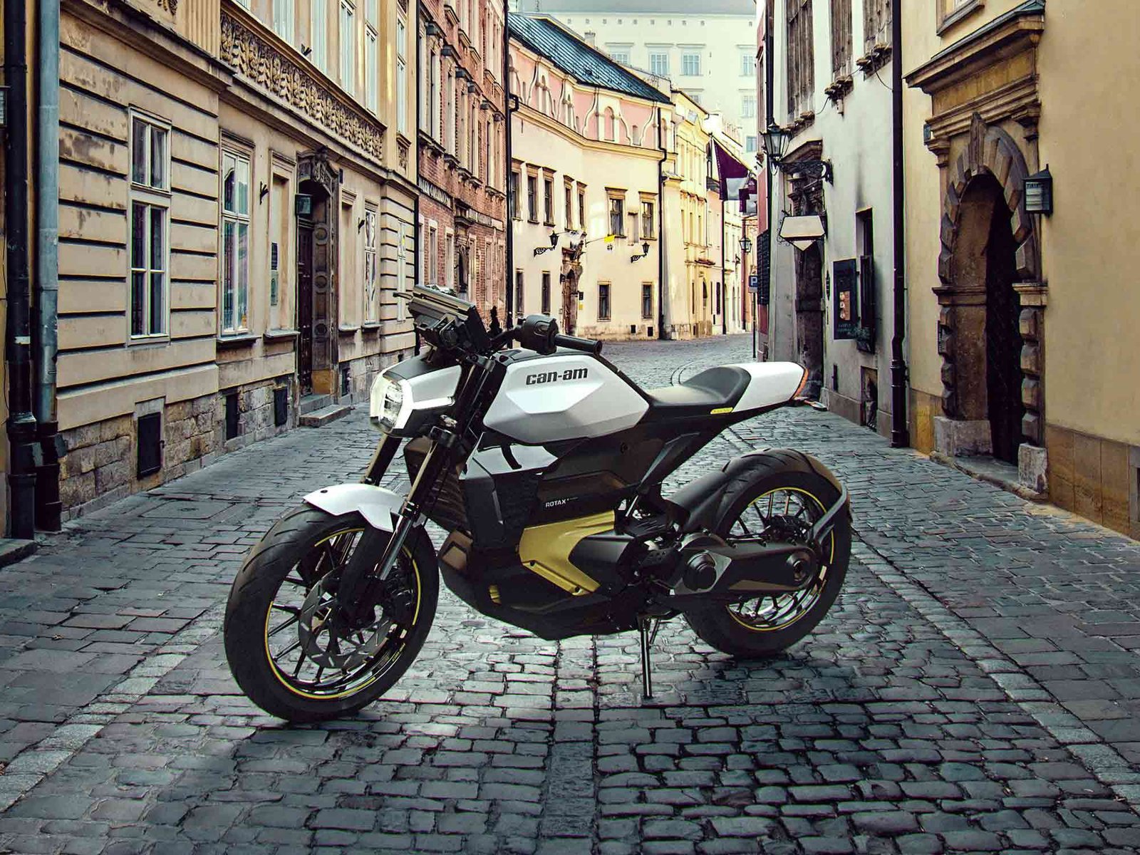 Le Can-Am Origin, en blanc, ornant une rue pavée.