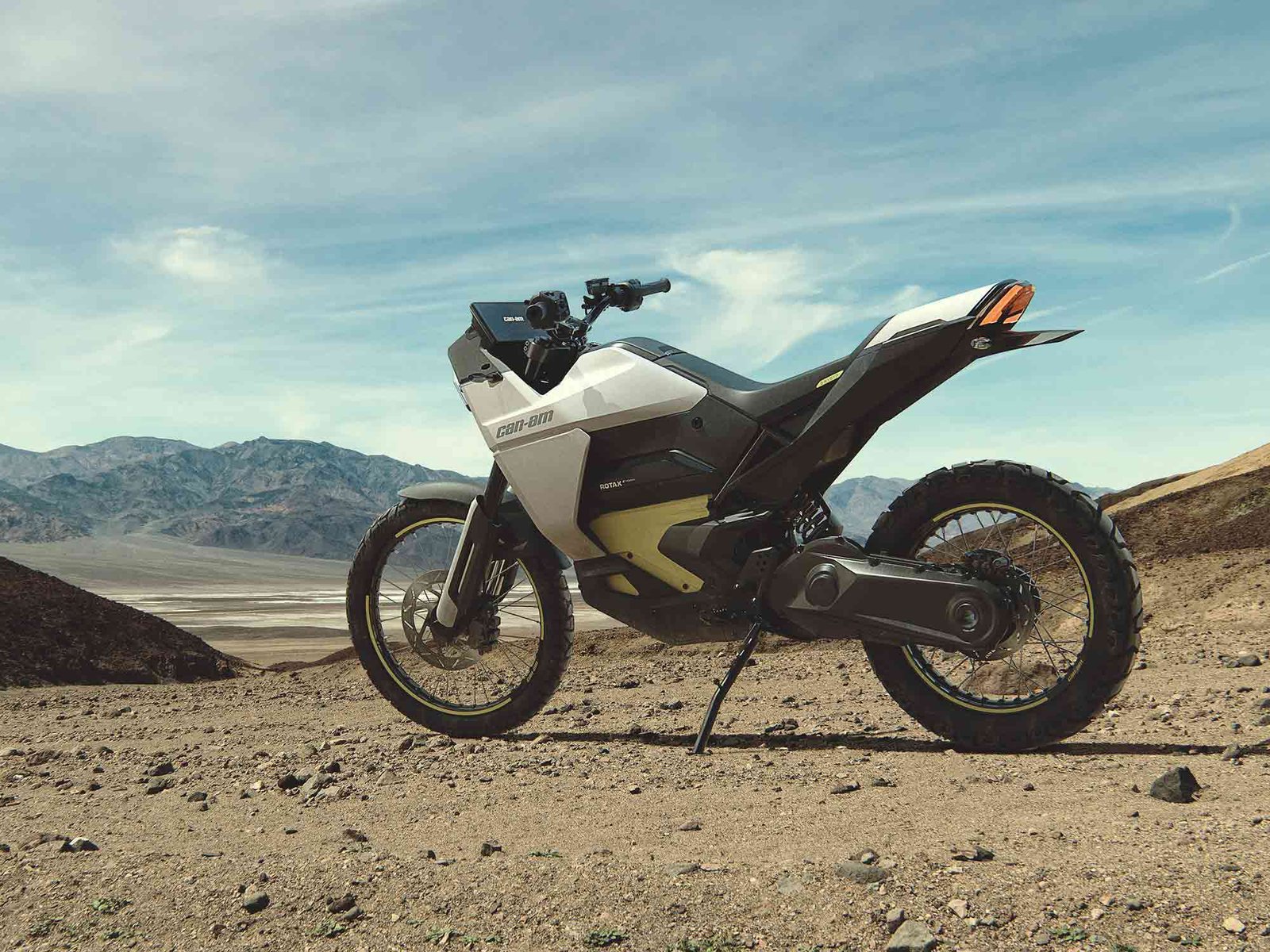 Le Can-Am Pulse, également en blanc, avec des roues à rayons.