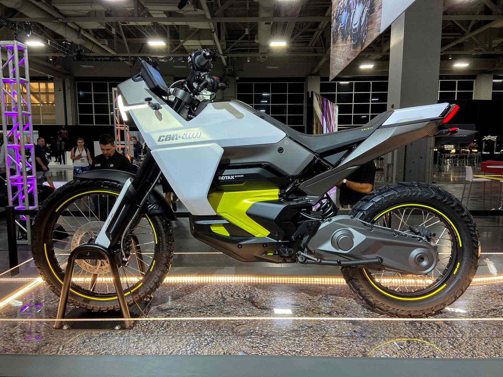 Une photo de la salle d'exposition du Can-Am Pulse.  Notez l'ample TFT.