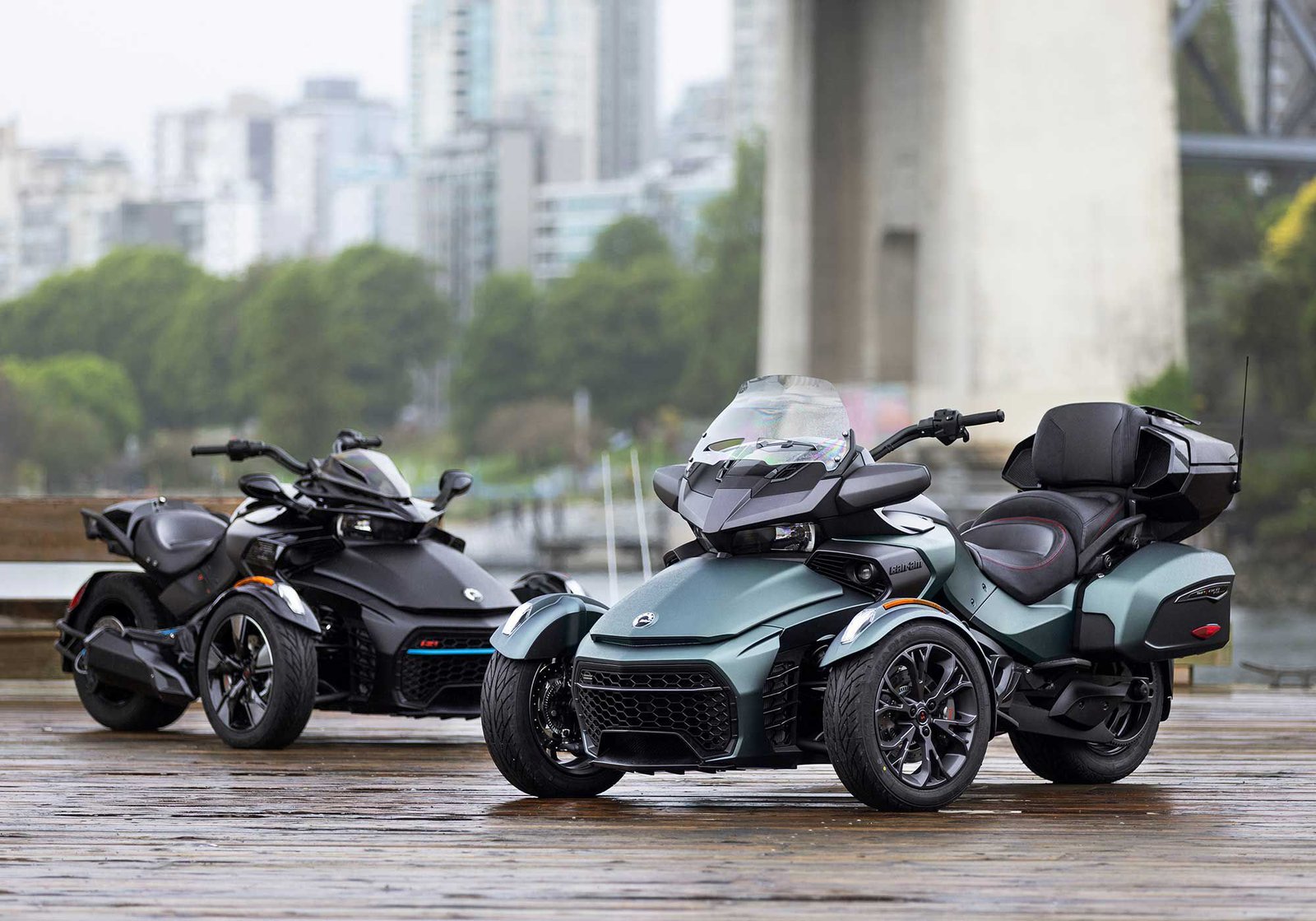 La série spéciale limitée Can-Am Spyder F3 en bleu minéral, au premier plan.