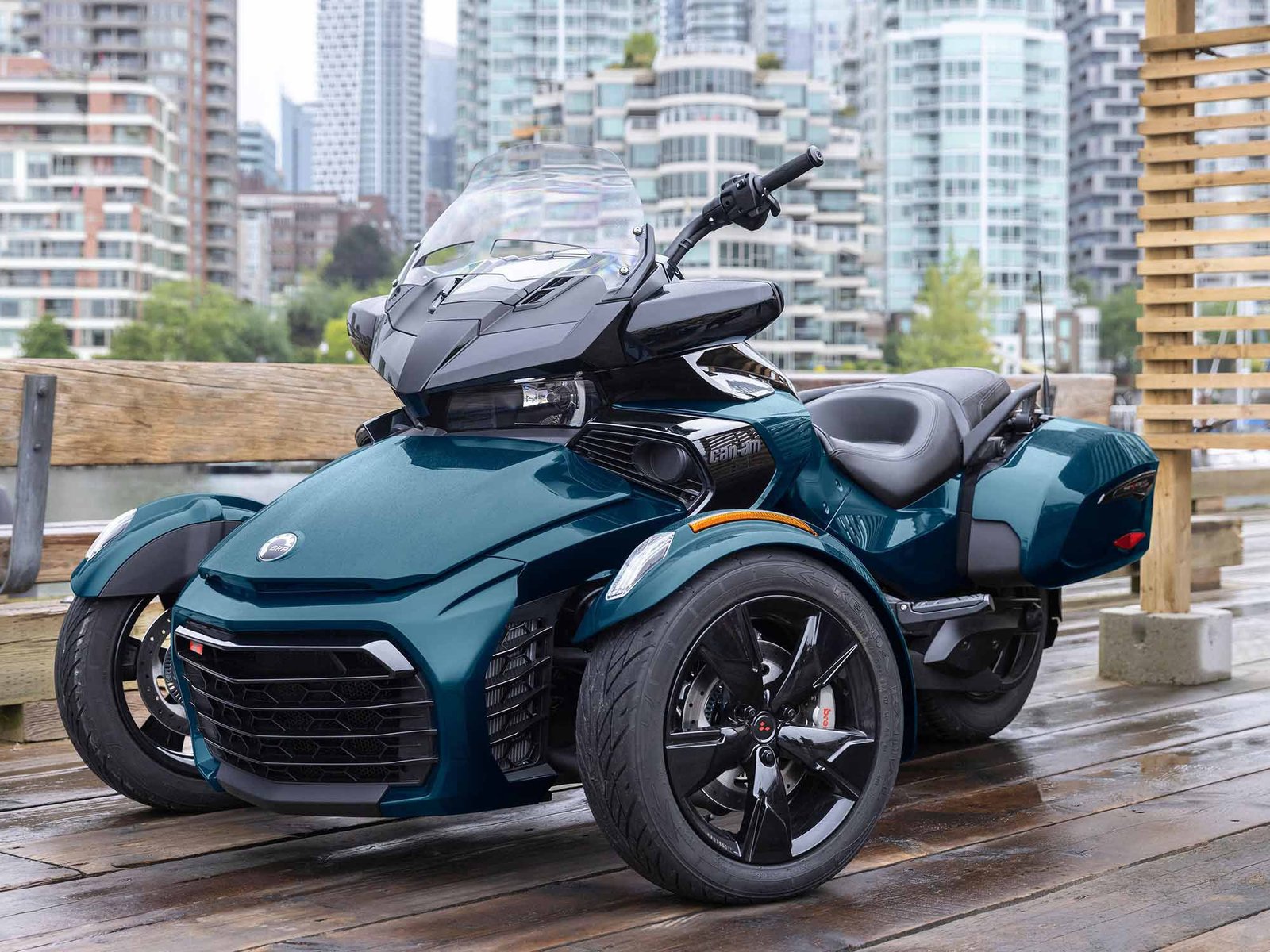 Le Can-Am Spyder F3 Limited Special, en essence métallisé.