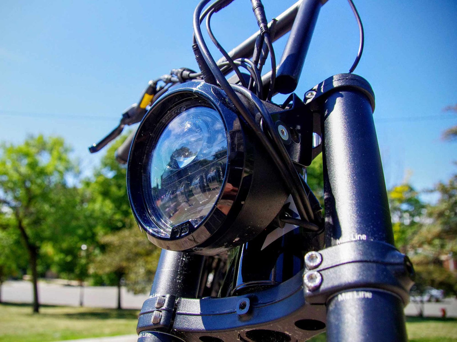 Un phare à LED de 1 100 lumens projette un joli faisceau, en particulier dans les rues avec des lampadaires grillés.