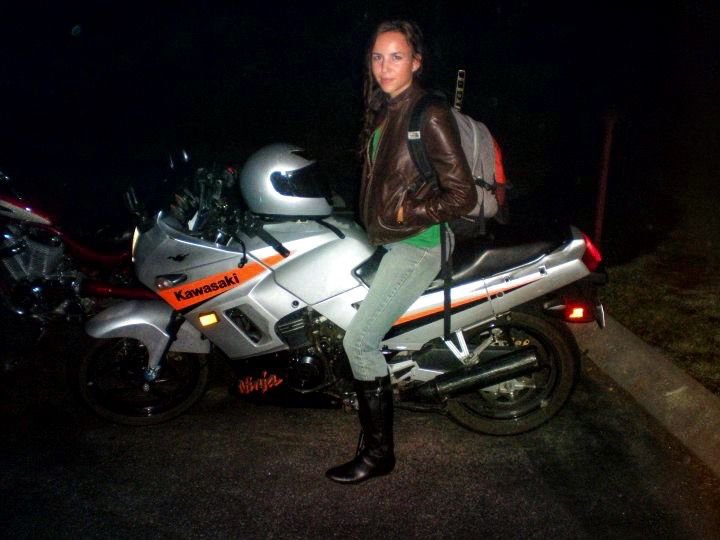 J'étais déterminé à commencer à faire de la moto à l'adolescence, mais j'aurais progressé plus rapidement en tant que pilote habile et confiant si j'avais pratiqué des manœuvres lentes et équilibrées.