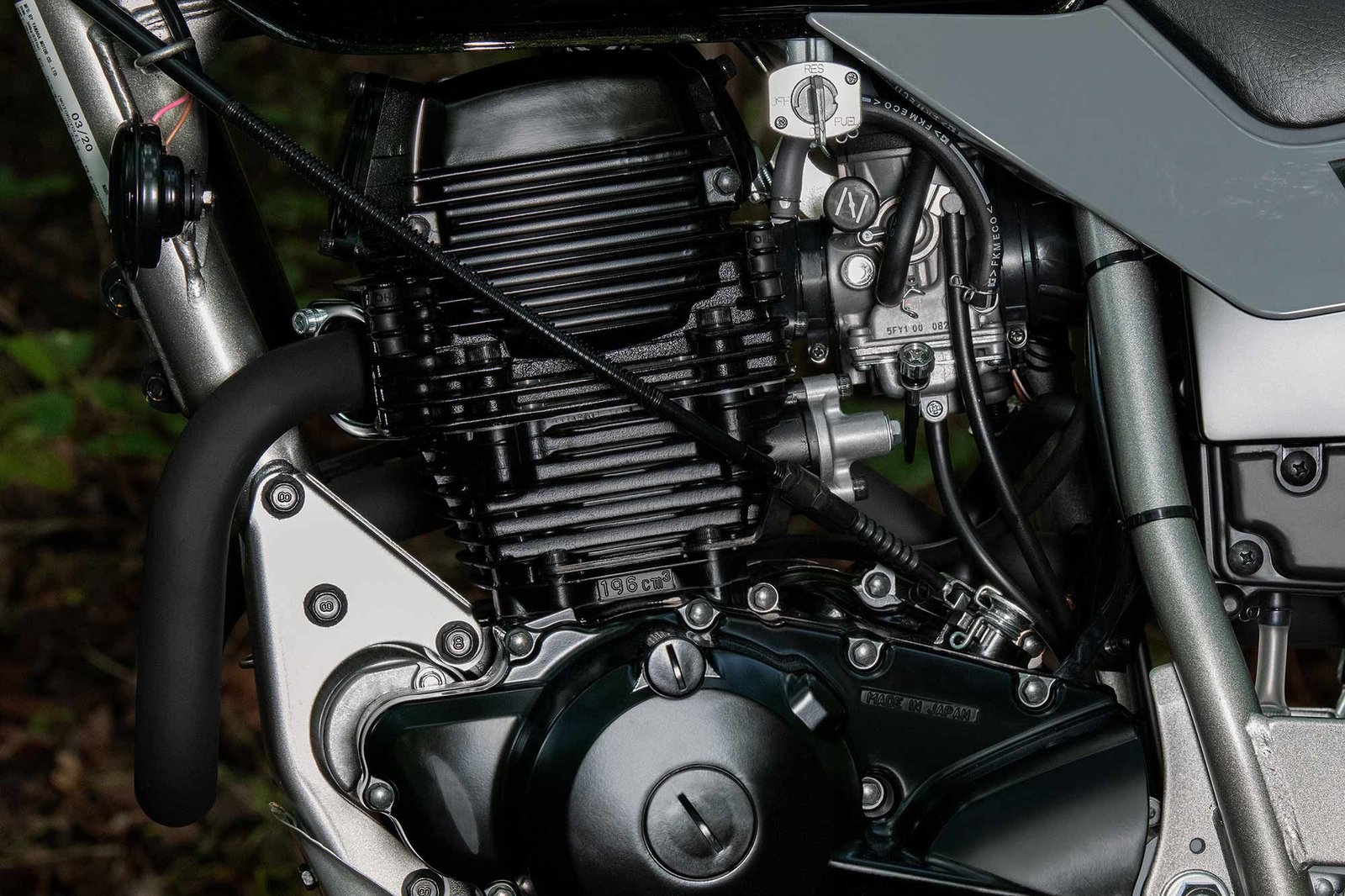 Pour ceux qui recherchent l'injection de carburant, votre meilleur pari est de regarder l'autre sport double de Yamaha, le XT250.  Le moteur du TW200 a un carburateur Mikuni.