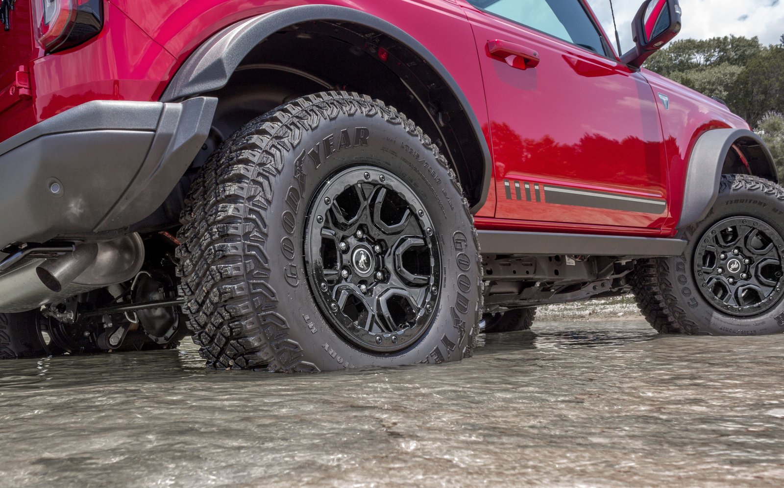 Le Ford Bronco dans un lac.