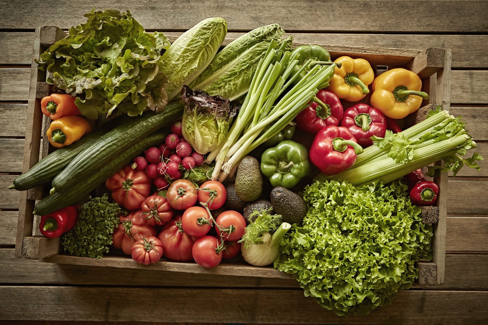 Nature morte, variété de récolte de légumes frais, biologiques et sains dans une caisse en bois