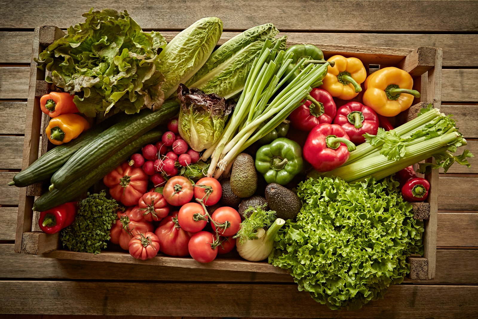 Nature morte, variété de récolte de légumes frais, biologiques et sains dans une caisse en bois