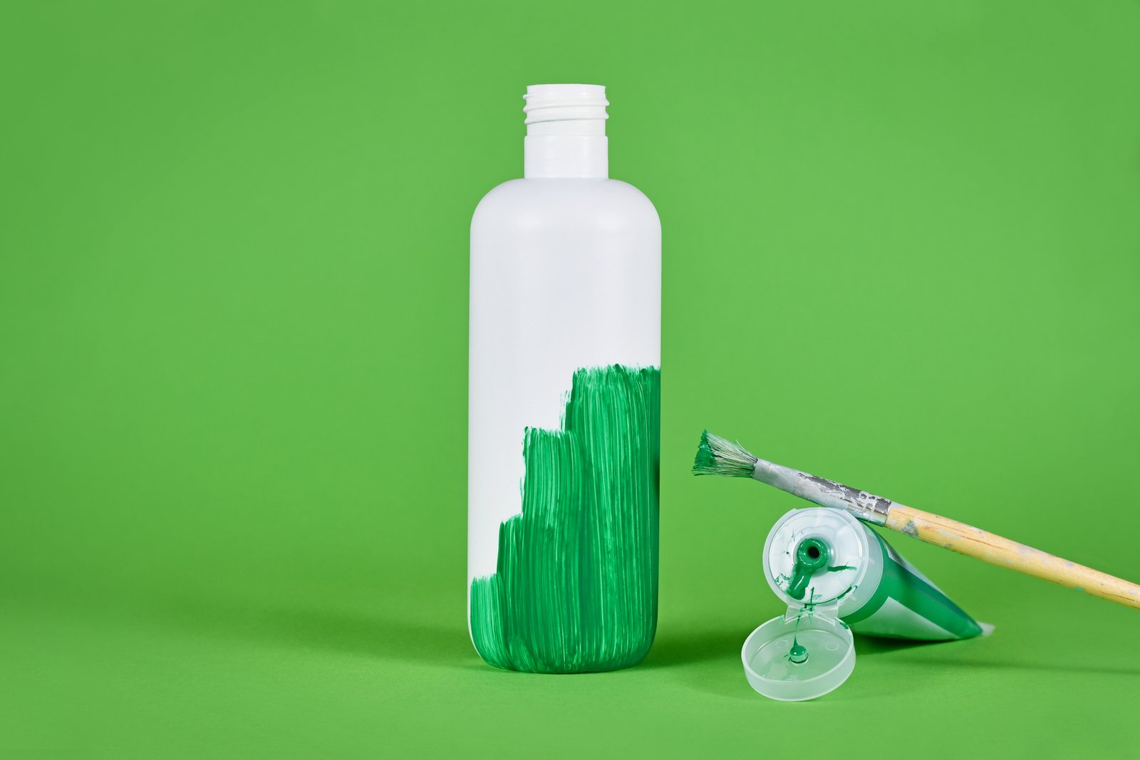 Bouteille en plastique blanc peinte en vert ;  écoblanchiment