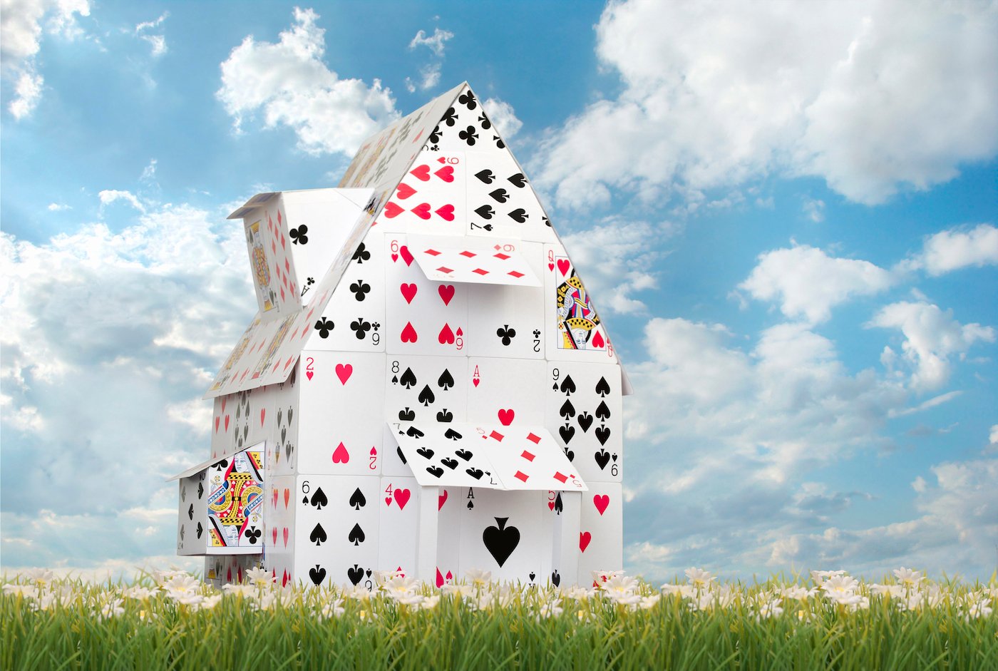 Card House contre le ciel bleu