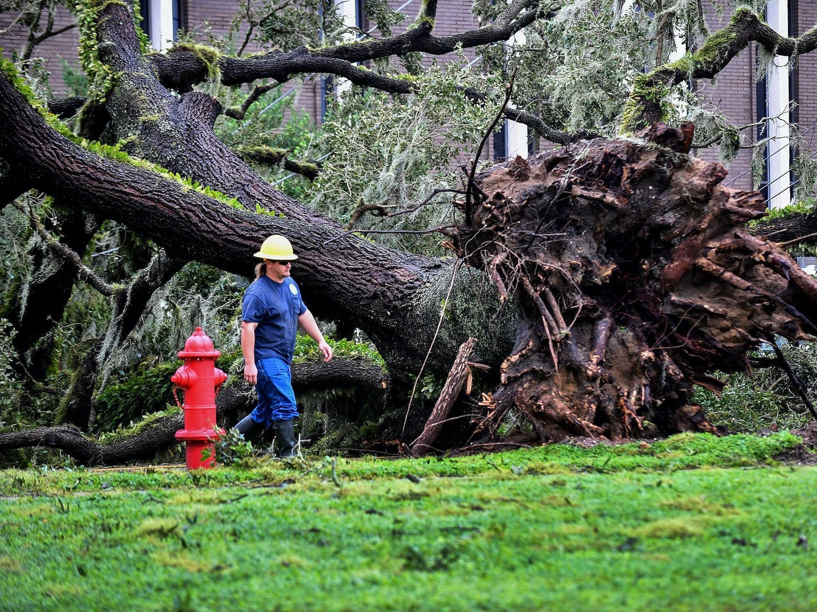 Un travailleur répare des lignes électriques lors d'une panne de courant après le passage de l'ouragan Ian dans la région le 29 septembre 2022 à Bartow, en Floride. L'ouragan a apporté des vents violents, des ondes de tempête et de la pluie dans la région, causant de graves dommages.